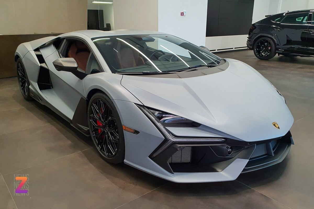 Lamborghini Revuelto cũng từng được giới thiệu tại Việt Nam vào tháng 3/2024 với mức giá từ 44 tỷ đồng. Nhiều nhà sưu tập xe như ông Phạm Trần Nhật Minh (Minh Nhựa) và Hoàng Kim Khánh đã tỏ ý quan tâm đến siêu xe hybrid này.