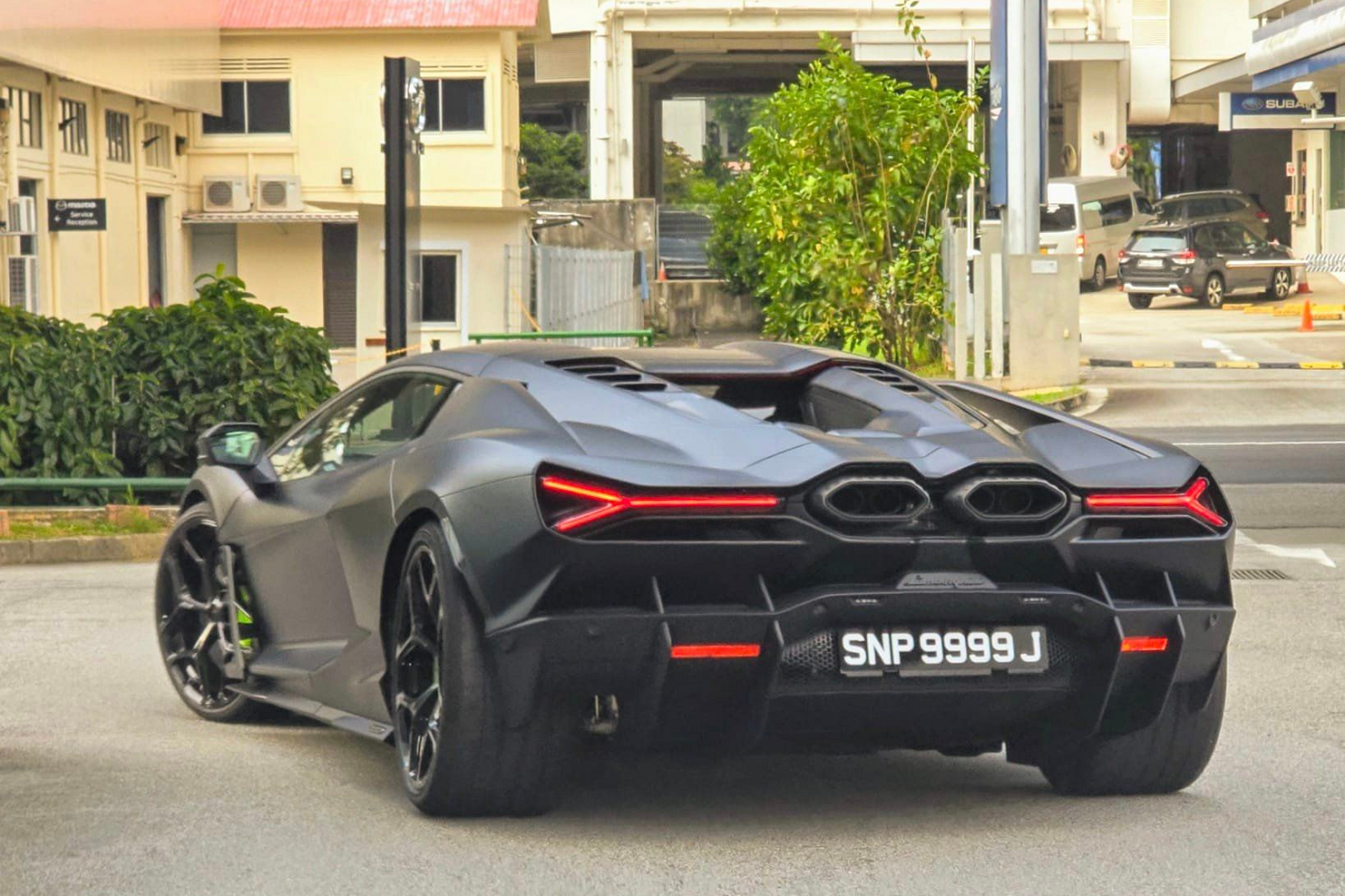 Chưa đầy 1 năm sau, những chiếc Lamborghini Revuelto đầu tiên đã xuất hiện và lăn bánh tại Singapore, nơi mẫu xe này có mức giá lên đến 1,9 triệu USD, cao hơn nhiều so với các quốc gia Đông Nam Á khác như Thái Lan hay Malaysia.