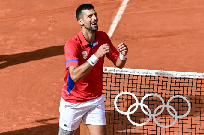 Djokovic ăn mừng sau khi thắng trận chung kết đơn nam Olympic 2024, trên sân Philippe Chatrier, Paris hôm 4/8. Ảnh: Reuters