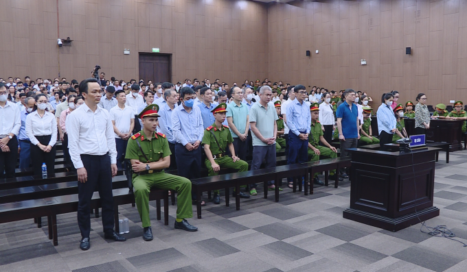 50 bị cáo nghe tuyên án sơ thẩm tại TAND Hà Nội, chiều 5/8. Ảnh: Danh Lam