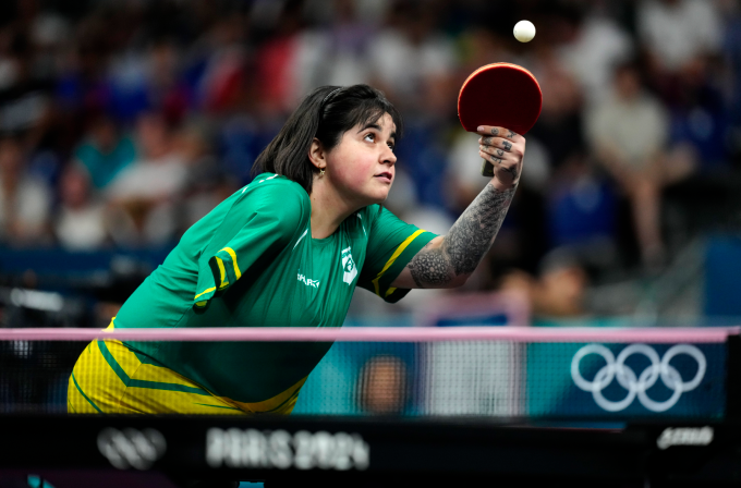 VĐV mất một tay Bruna Alexandre của Brazil thi đấu bóng bàn Olympic Paris 2024. Ảnh: AFP