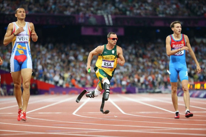 Cựu VĐV điền kinh Oscar Pistorius thi đấu nội dung tiếp sức 4x400m nam ở Olympic London 2012. Ảnh: New York Times