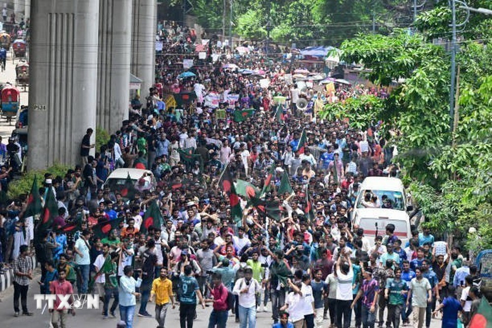 Người dân tham gia biểu tình phản đối chế độ hạn ngạch việc làm nhà nước tại Dhaka, Bangladesh, ngày 10/7/2024. (Ảnh: Getty Images/ TTXVN)