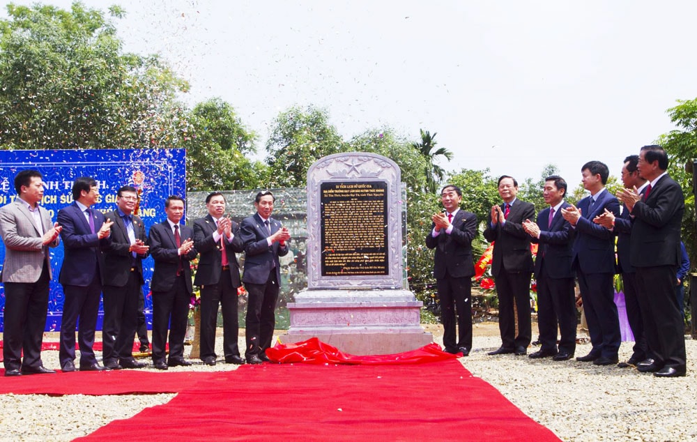 Các đại biểu dự Lễ khánh thành Bia Di tích lịch sử Quốc gia Địa điểm Trường dạy làm báo Huỳnh Thúc Kháng (ngày 4/4/2019). Ảnh: T.L