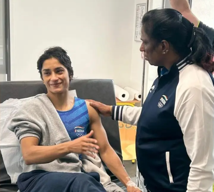 Phogat nhập viện vào sáng 7/8 vì ép cân quá đà. Ảnh: IOA