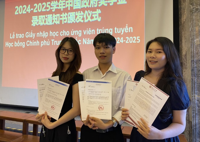 Ba học sinh Lào Cai trúng tuyển học bổng CSC nhận giấy nhập học chiều 8/8 tại Đại sứ quán Trung Quốc ở Hà Nội. Ảnh: Bình Minh