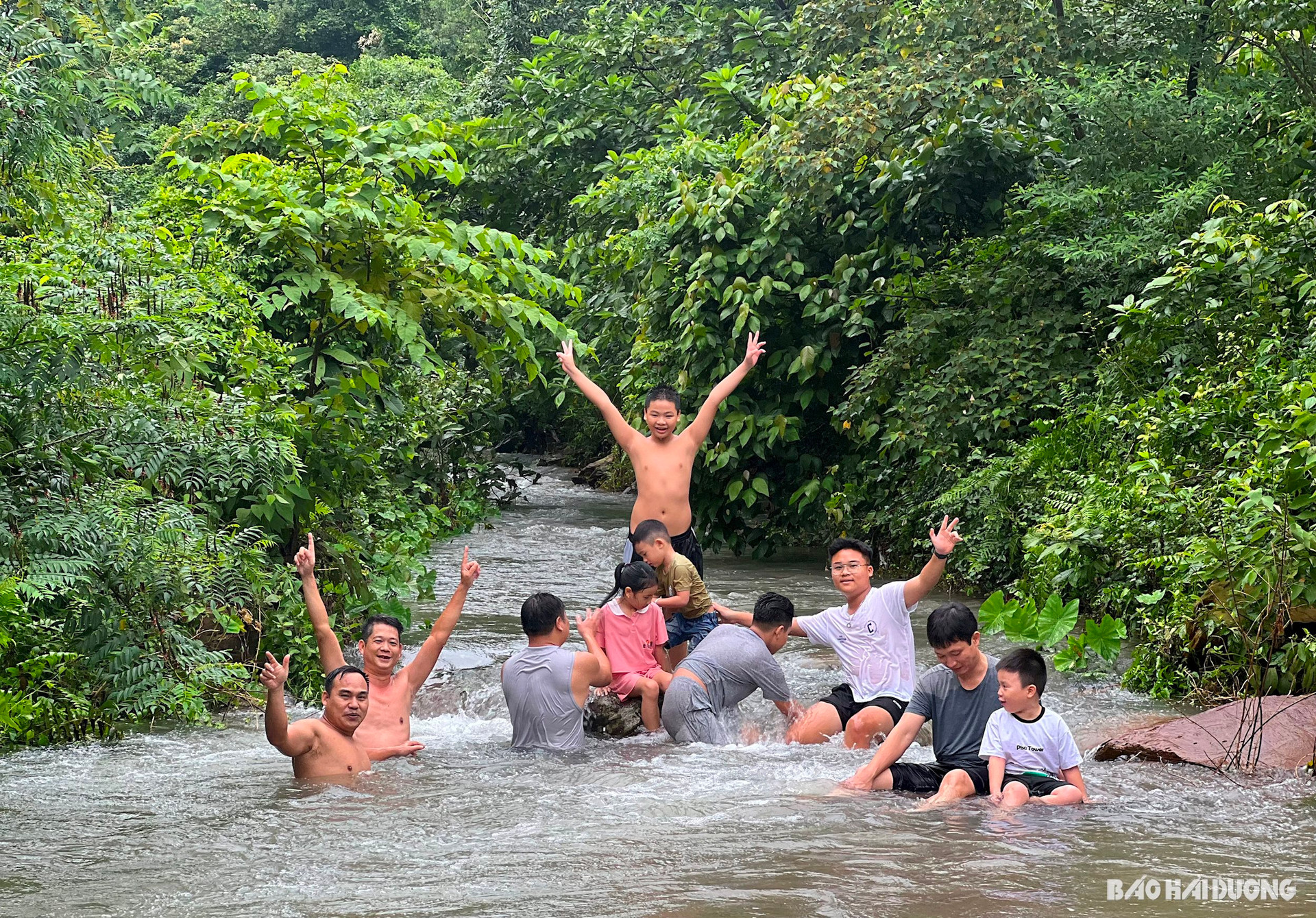 Cũng theo người dân địa phương, thỉnh thoảng vào dịp cuối tuần có nhiều du khách về đây khám phá thiên nhiên, tắm suối. Được hoà mình vào bầu không khí trong lành, mát mẻ, gần gũi khiến nhiều người tạm quên đi những lo toan cuộc sống thường ngày