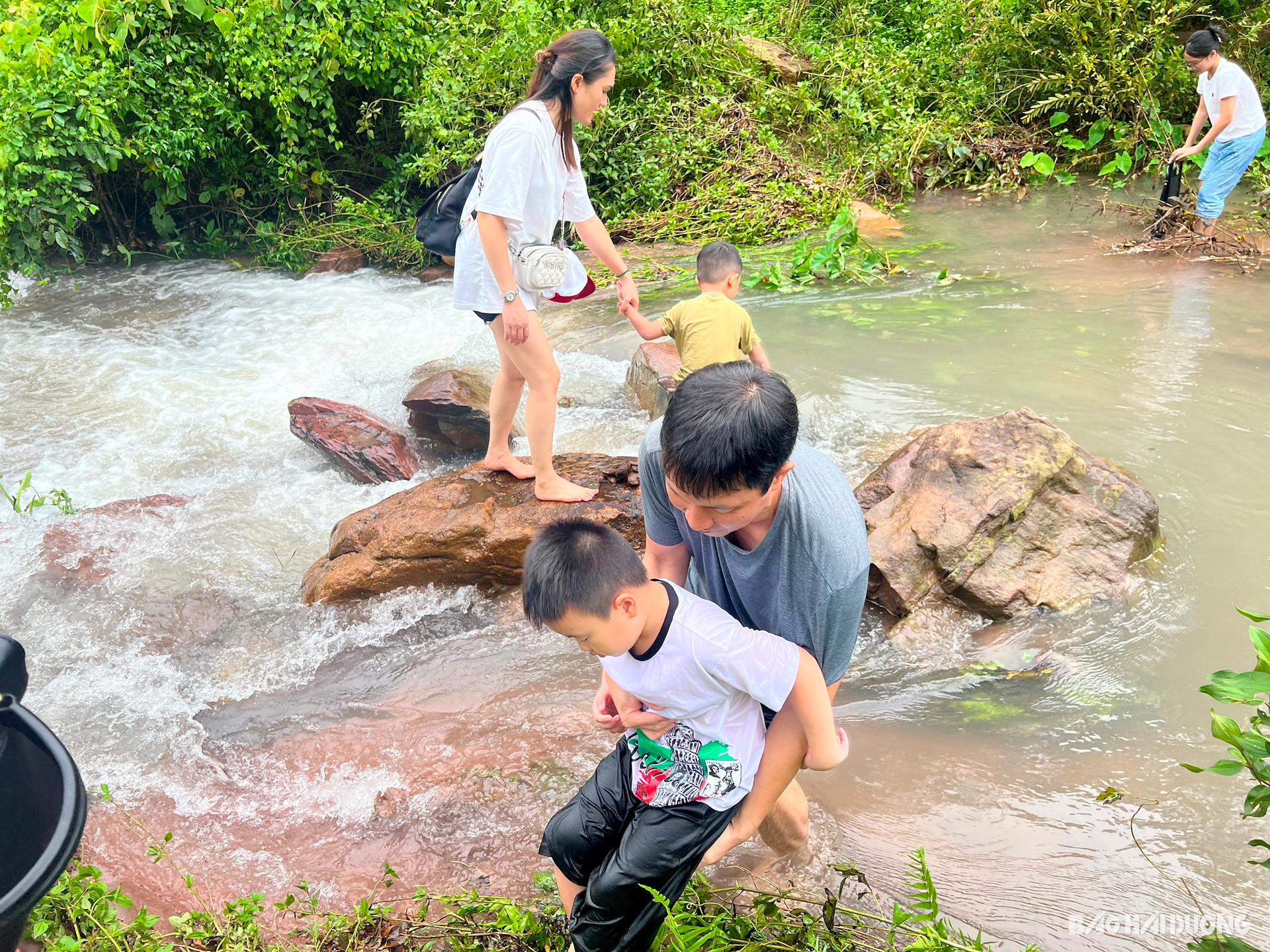 Những đứa trẻ trải nghiệm lội suối dưới sự giám sát, hỗ trợ từ bố mẹ