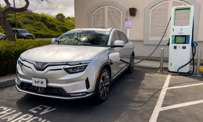 Xe điện VinFast VF 8 tại một điểm sạc của Electrify America. Ảnh: VinFast