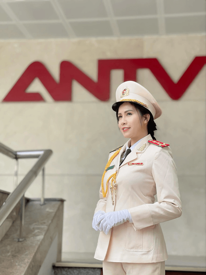 3 nữ diễn viên xinh đẹp, nổi tiếng, ngoài đời đều là công an: Hôn nhân viên mãn, giàu có- Ảnh 16. 3 nữ diễn viên xinh đẹp, nổi tiếng, ngoài đời đều là công an: Hôn nhân viên mãn, giàu có- Ảnh 16.