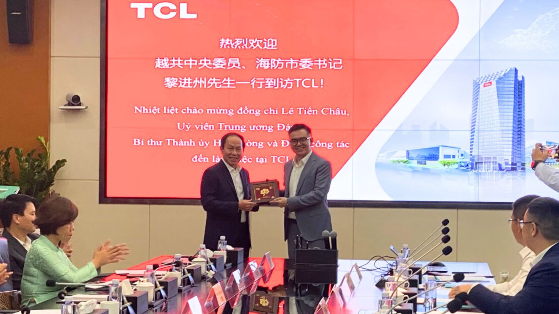 Đồng chí Lê TiếnChâu, Ủy viên Trungương Đảng, Bí thư Thành ủy, Trưởng Đoàn đại biểu Quốc hội Hải Phòng và lãnh đạoTập đoàn TLC.