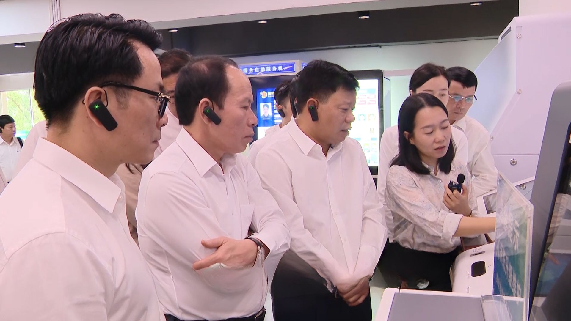 Đồng chí Lê TiếnChâu, Ủy viên Trung ương Đảng, Bí thư Thành ủy, Trưởng Đoàn đại biểu Quốc hội HảiPhòng cùng các đồng chí lãnh đạo thành phố thăm khu Thương mại tự do thí điểmVân Nam.