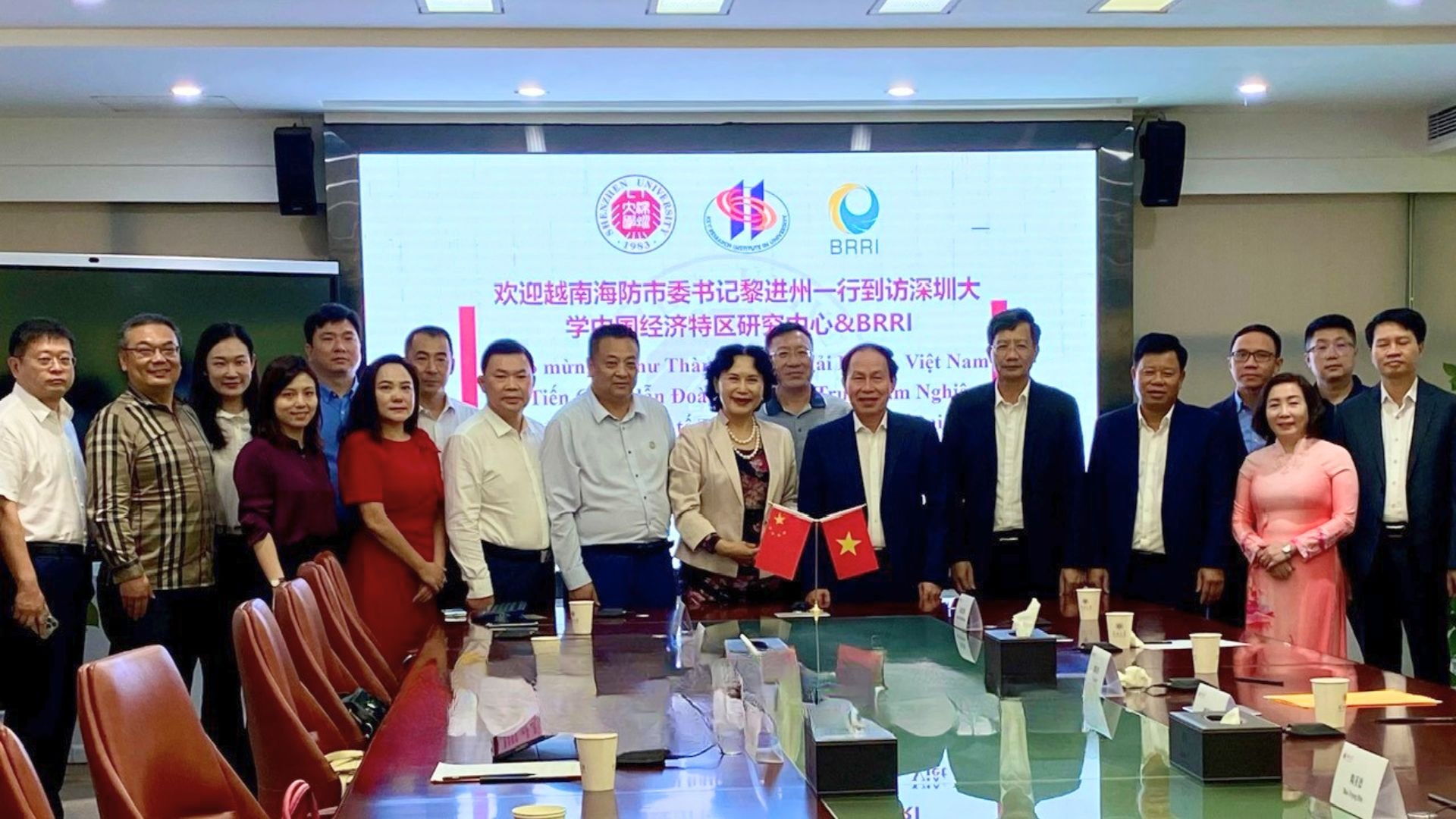 Đồng chí Lê TiếnChâu, Ủy viên Trung ương Đảng, Bí thư Thành ủy, Trưởng Đoàn đại biểu Quốc hội HảiPhòng và các đồng chí lãnh đạo thành phố thăm Trung tâm Nghiên cứu Đặc khu kinhtế Trung Quốc.
