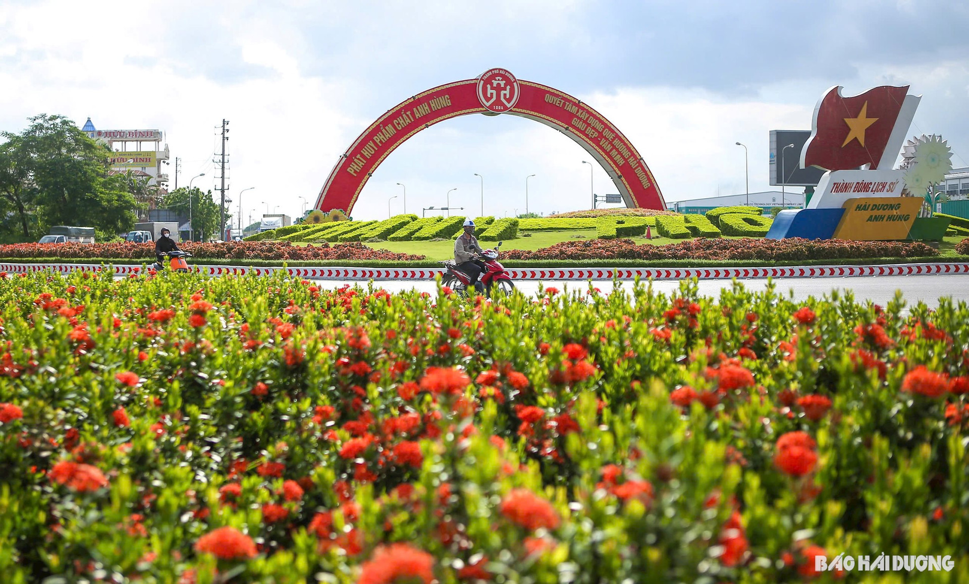 Cửa ngõ vào TP Hải Dương lung linh trong nắng sớm mùa thu