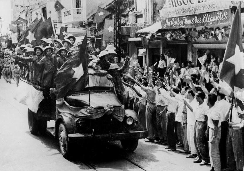 On the morning of October 10, 1954, Vietnamese troops advance from the five gates to liberate the capital, marking the triumphant end of nine years of arduous and sacrifice-filled resistance against French colonialism. (Photo: VNA)