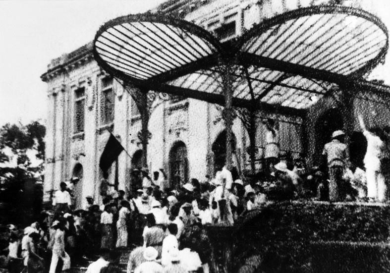 On August 19, 1945, following a gathering in front of the Opera House, Hanoians gain control of the Tonkin Palace – headquarters of the French-backed administration in the North. (Photo: VNA)