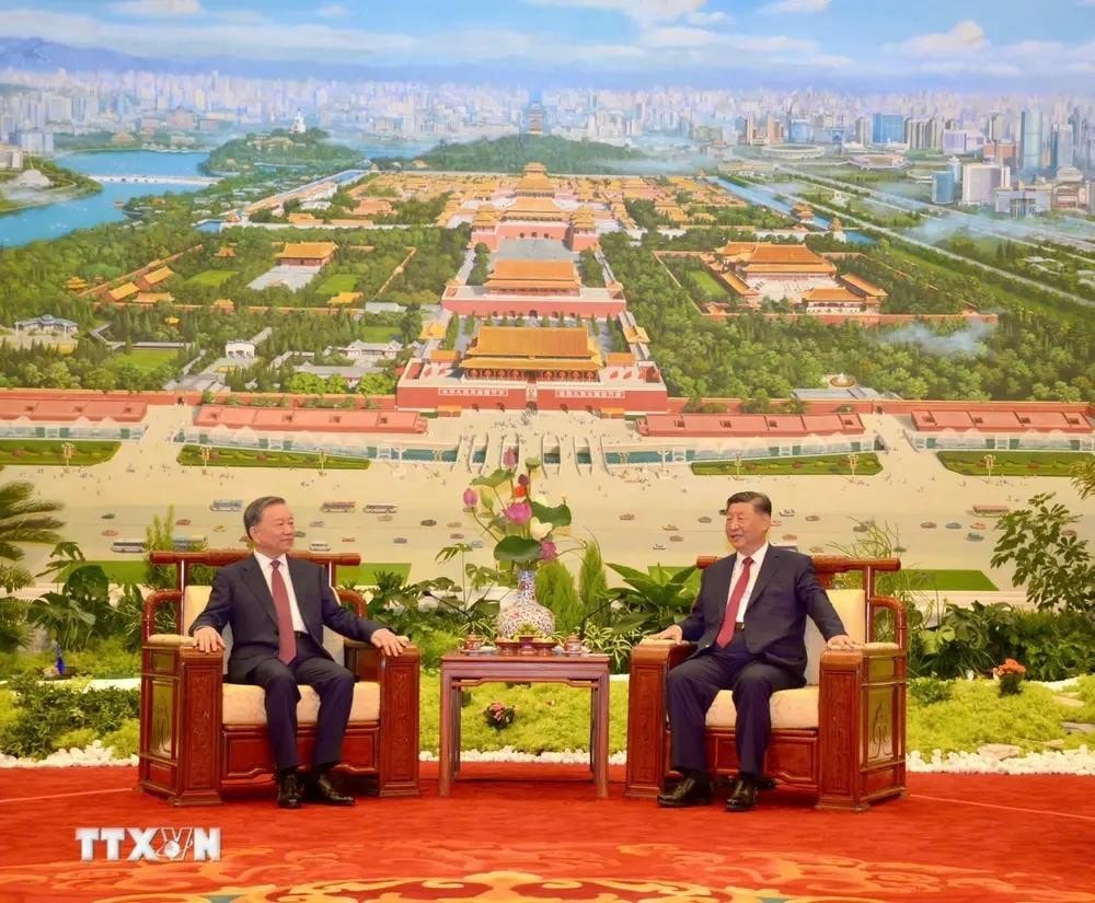 General Secretary of the Communist Party of Vietnam Central Committee, President of Vietnam To Lam (L) and his Chinese counterpart Xi Jinping (Photo: VNA)