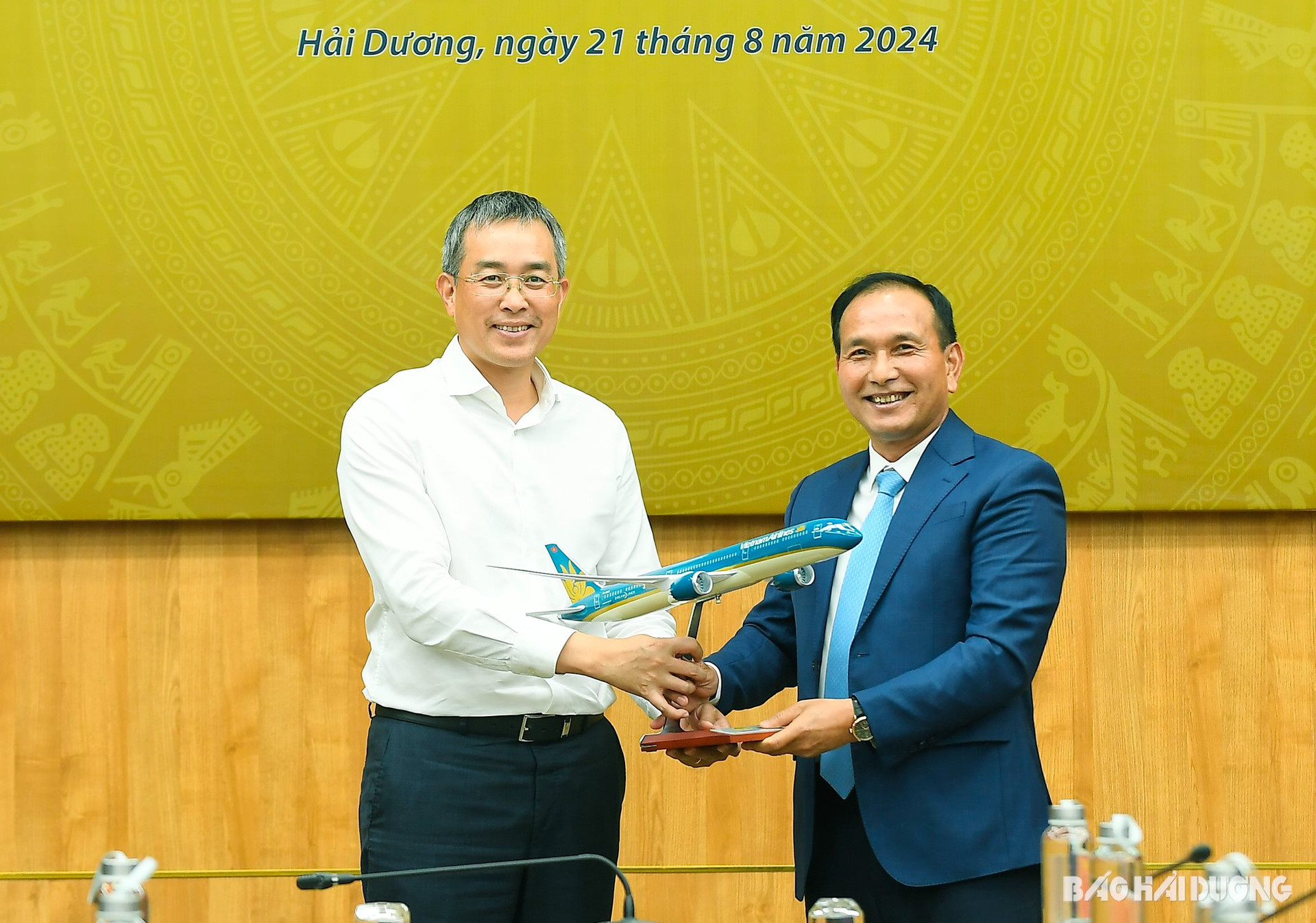 Chủ tịch Hội đồng quản trị Vietnam Airlines Đặng Ngọc Hòa tặng quà lưu niệm cho Phó Chủ tịch Thường trực UBND tỉnh Lưu Văn Bản