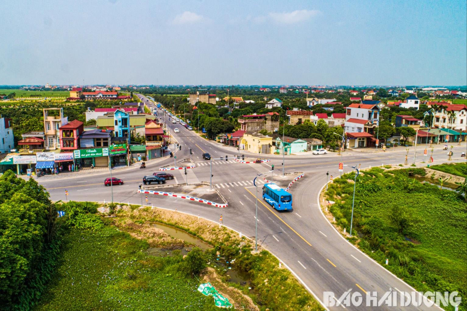 Hải Dương đã dồn lực đầu tư nhiều công trình giao thông lớn để thúc đẩy phát triển kinh tế-xã hội như đường trục đông-tây tỉnh kết nối các địa phương phía. Trong ảnh: Ngã tư giao nhau giữa đường trục đông-tây tỉnh với đường huyện ĐH 01 ở xã Đồng Tâm (Ninh Giang)