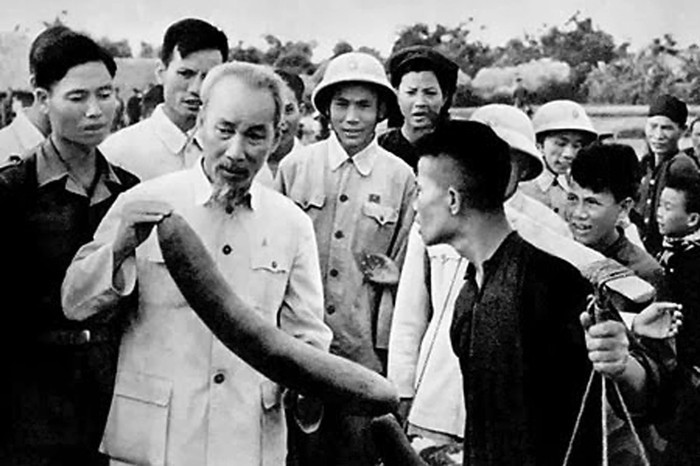 Cùng ngày 31/5/1957, Bác Hồ về xã Ái Quốc, huyện Nam Sách (nay là phường Ái Quốc, TP Hải Dương), thăm một số gia đình, trong đó có gia đình cụ Vũ Văn Trung ở xóm Vũ Thượng có 3 con đi bộ đội. Trong ảnh: Bác Hồ thăm và tìm hiểu về hoạt động sản xuất của nông dân xã Ái Quốc ngày 31/5/1957 (ảnh tư liệu)