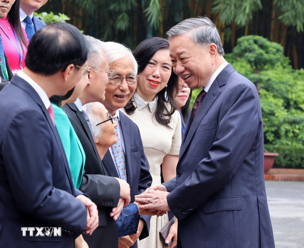 Tổng Bí thư, Chủ tịch nước Tô Lâm với các kiều bào tiêu biểu về dự Hội nghị người Việt Nam ở nước ngoài toàn thế giới lần thứ IV và Diễn đàn Tri thức và chuyên gia Việt Nam ở nước ngoài. (Ảnh: Lâm Khánh/TTXVN)