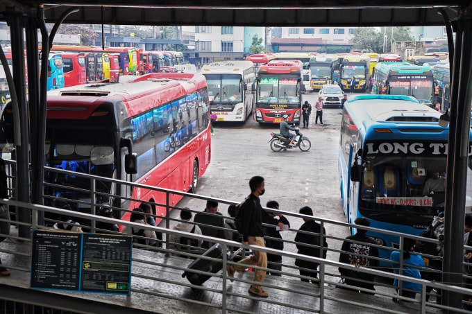 Hành khách đi xe trong bến xe Nước Ngầm (Hà Nội). Ảnh: Giang Huy