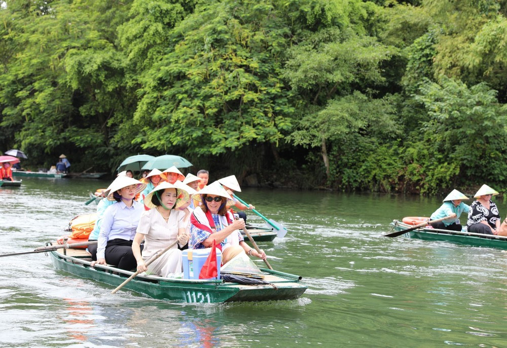 President of the Australian Senate Sue Lines (with scraft) and National Assembly Deputy Chairwoman Nguyen Thi Thanh visit the Trang An ecotourism site in Ninh Binh province (Photo: VNA)