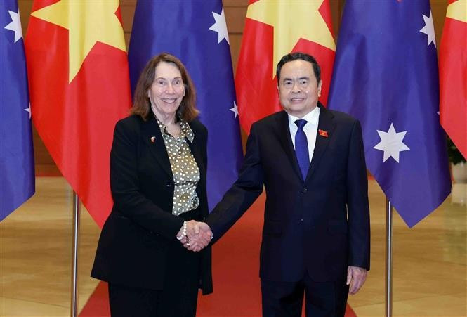 National Assembly Chairman Tran Thanh Man (R) welcomes President of the Australian Senate Sue Lines in Hanoi on August 25 (Photo: VNA)