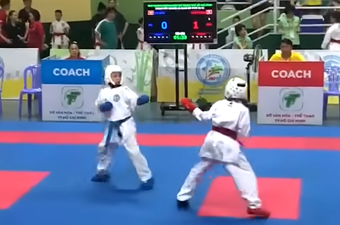 Trận đấu gây tranh cãi ở chung kết nhóm tuổi 11-12 tại giải karate năng khiếu - trẻ TP HCM 2024.