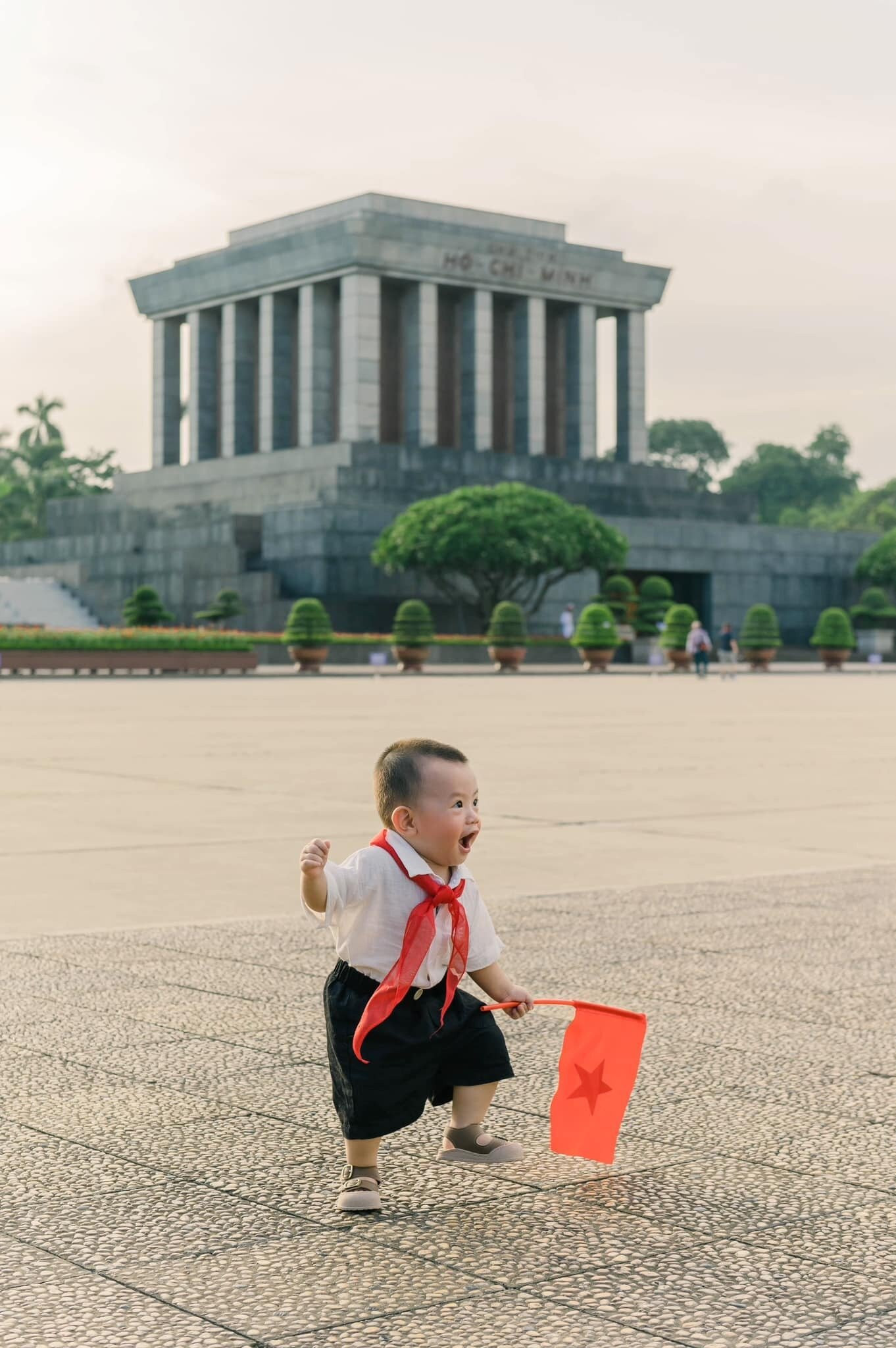 Đội hình 'búp măng non' chụp ảnh trước lăng Bác gây sốt mạng vì quá đáng yêu - 13