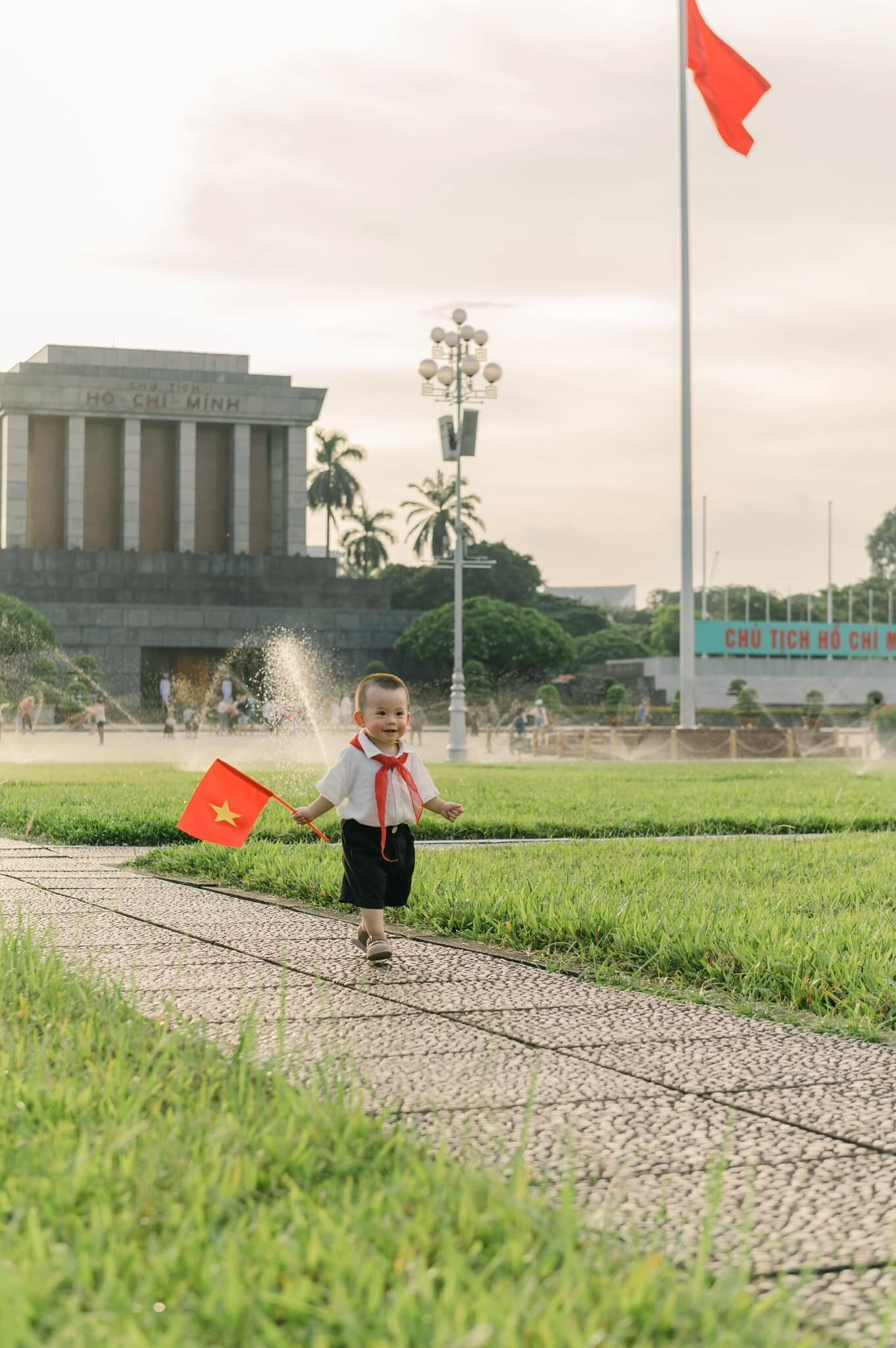 Đội hình 'búp măng non' chụp ảnh trước lăng Bác gây sốt mạng vì quá đáng yêu - 12