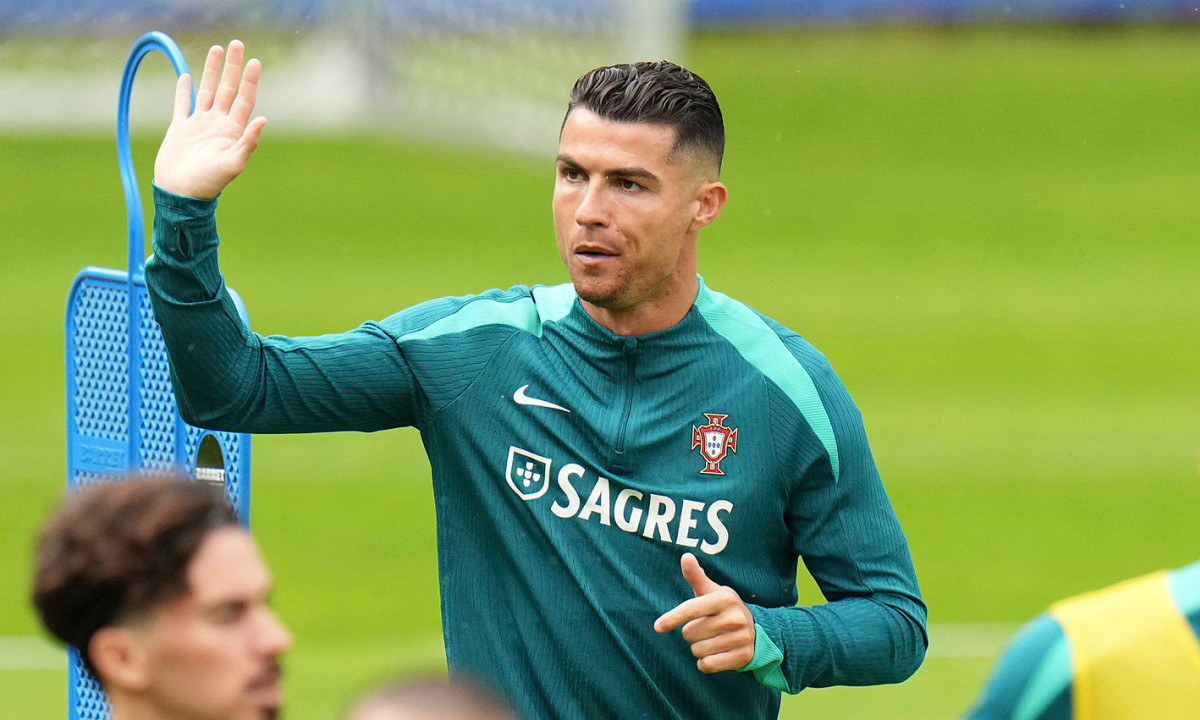 Cristiano Ronaldo chào người hâm mộ Bồ Đào Nha trên sân tập Gutersloh, Đức ngày 14/6/2024. Ảnh: AP