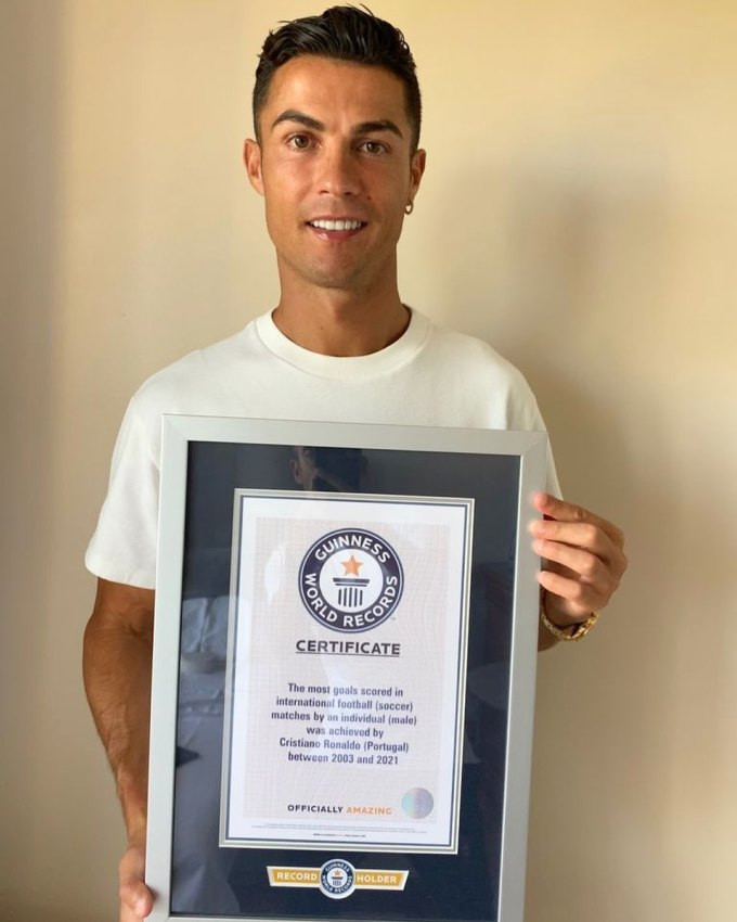 Ronaldo trong lần nhận kỷ lục năm 2021. Ảnh: Guinness World Records