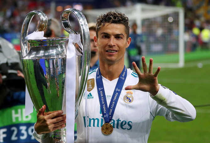 Real Madrids Cristiano Ronaldo gestures as he celebrates winning the Champions League with the trophy.(REUTERS/