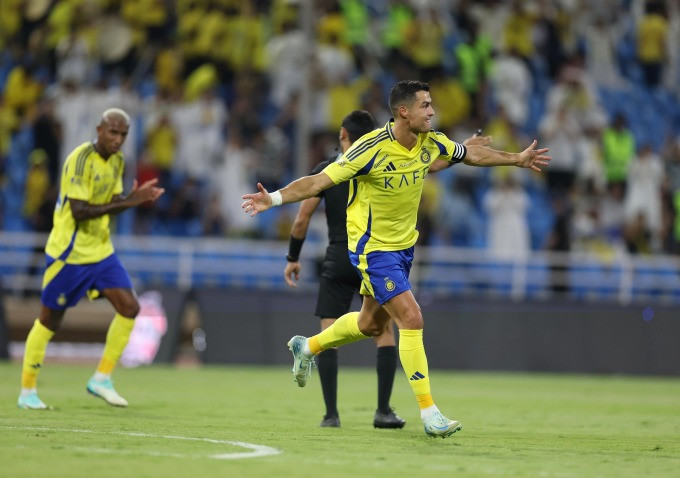 Ronaldo mừng bàn nâng tỷ số lên 2-0 trong trận Al Nassr hạ chủ nhà Al Fayha 4-1 ở vòng 2 Saudi Pro League ngày 27/8. Ảnh: Al Nassr