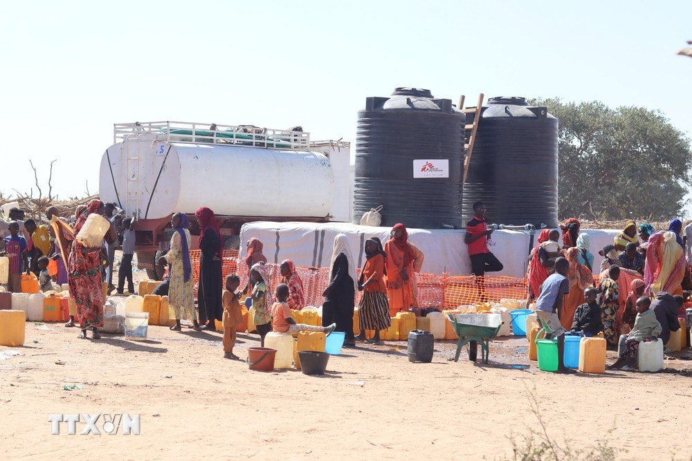 Người tị nạn Sudan sơ tán tránh xung đột sang Adre, Cộng hòa Chad ngày 7/12/2023. (Nguồn: AFP/TTXVN)