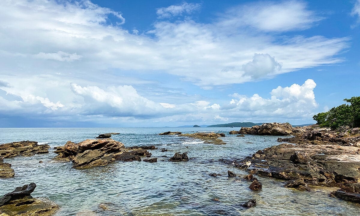 Mũi Gành Dầu là một bãi biển còn rất hoang sơ, nhưng lại ẩn chứa một vẻ đẹp quyến rũ.