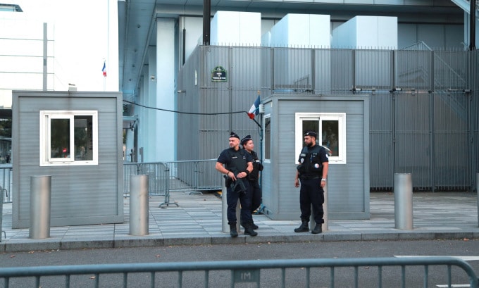 Cảnh sát triển khai bên ngoài tòa án tại Paris hôm 28/8. Ảnh: AFP