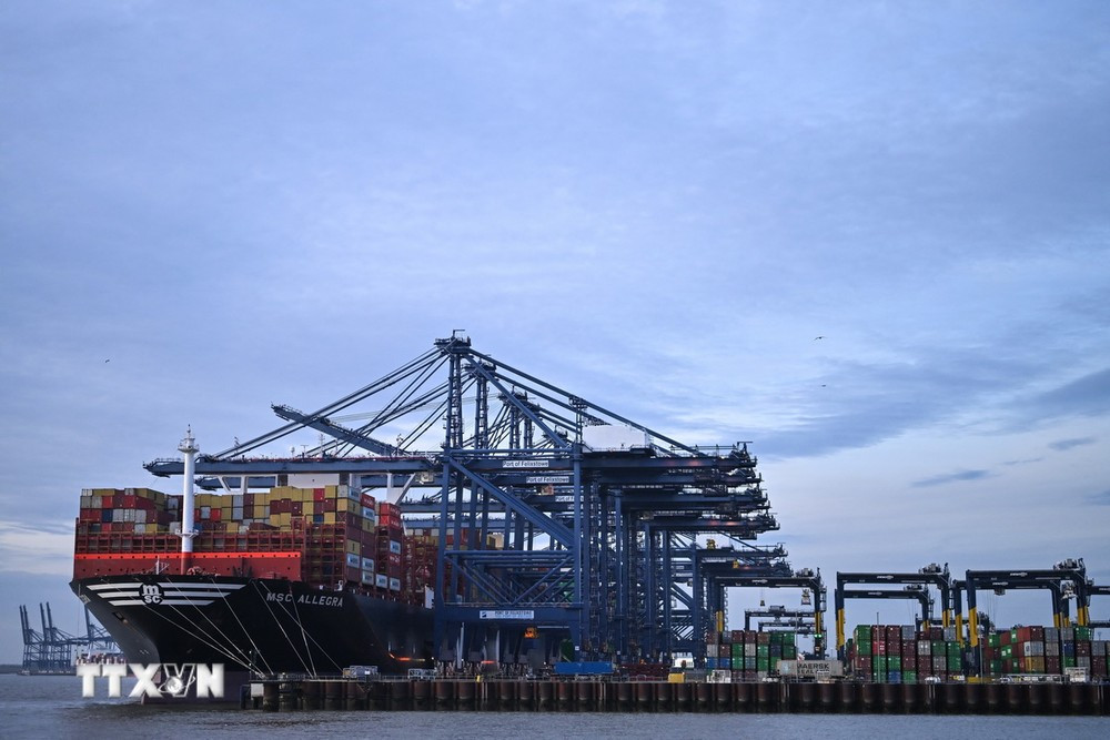 Container hàng hóa được xếp tại cảng ở Felixstowe, Anh, ngày 27/1/2024. (Ảnh: AFP/TTXVN)