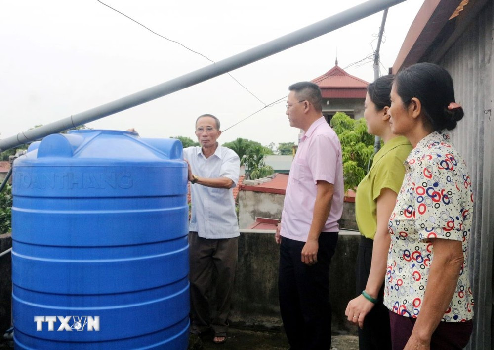 Gia đình ông Nguyễn Văn Thỏa, xã Tràng An, huyện Bình Lục đã sử dụng vốn vay đầu tư hệ thống nước sạch đảm bảo vệ sinh. (Ảnh: Nguyễn Chinh/TTXVN)