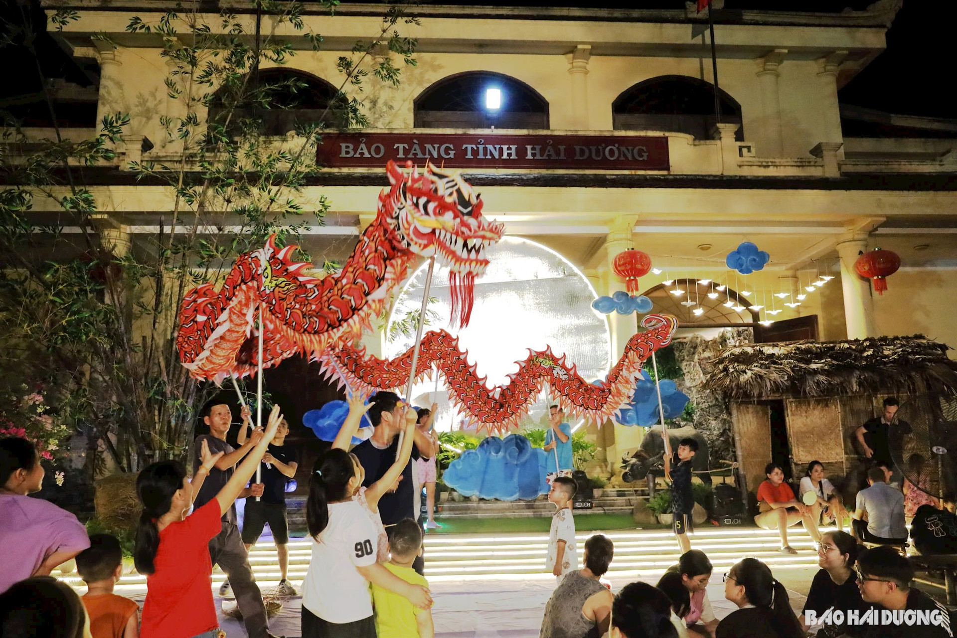 Do Tết Trung thu đang tới gần, để mang đến sự gần gũi cho trẻ nhỏ, các hoạt động trải nghiệm tại Bảo tàng tỉnh đều mang chủ đề yêu Tổ quốc, quê hương và Tết Trung thu. Trong ảnh: Tiết mục múa rồng được biểu diễn vào tối 31/8