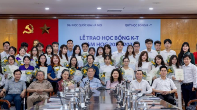 Lễ trao học bổng cho sinh viên khó khăn vươn lên trong học tập của Đại học Quốc gia Hà Nội. Ảnh: VNU