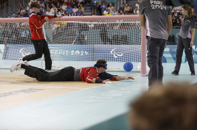 Trận goalball giữa Mỹ và Pháp tại Paralympic 2024. Ảnh: AP