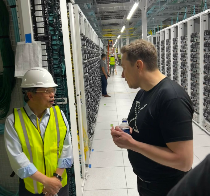 Charles Liang, CEO Supermicro chia sẻ ảnh chụp cùng Elon Musk tại một trung tâm dữ liệu ngày 2/7. Ảnh: X/Charles Liang