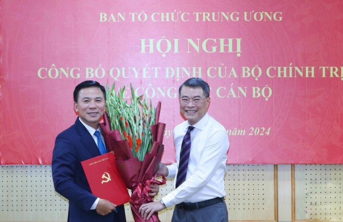 Ông Đỗ Trọng Hưng nhận quyết định điều động làm Phó ban Tổ chức Trung ương. Ảnh: TTXVN