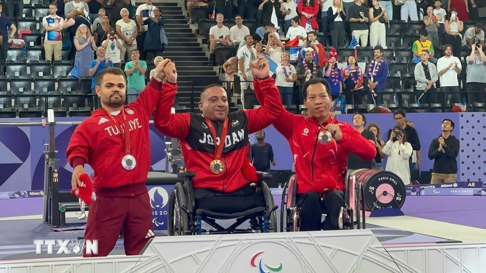 Lực sỹ Lê Văn Công xuất sắc giành Huy chương Đồng hạng 49kg môn cử tạ Paralympic 2024. (Ảnh: TTXVN)