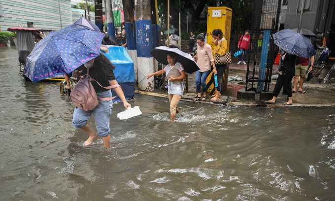 Người dân tại thủ đô Manila của Philippines lội qua khu phố bị ngập lụt do ảnh hưởng của bão Yagi hôm 5/9. Ảnh: AFP