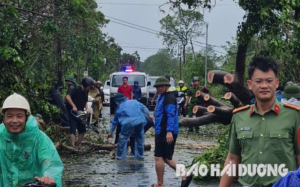 Các lực lượng tham gia giải toả nhanh chóng đưa nhiều tuyến giao thông ở Tứ Kỳ thông suốt. Ảnh: CTV