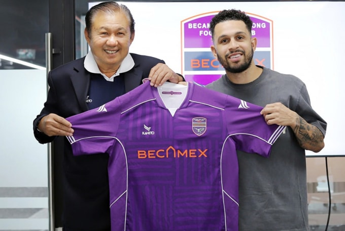 Tiền đạo Wellington Nem trong lễ ký hợp đồng với CLB Bình Dương sáng 8/9.