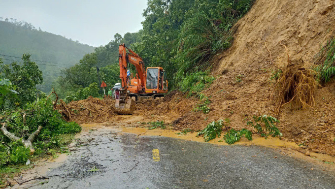 Hót dọn đất đá trên quốc lộ 34 qua Cao Bằng. Ảnh: Sở GTVT Cao Bằng